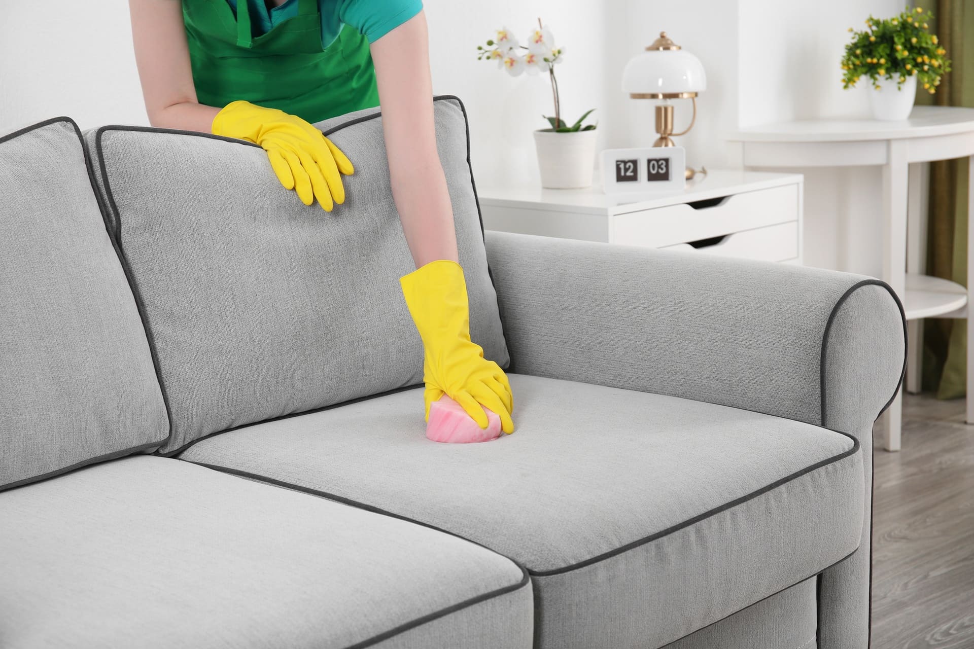 Как правильно чистить обивку мягкой мебели?
